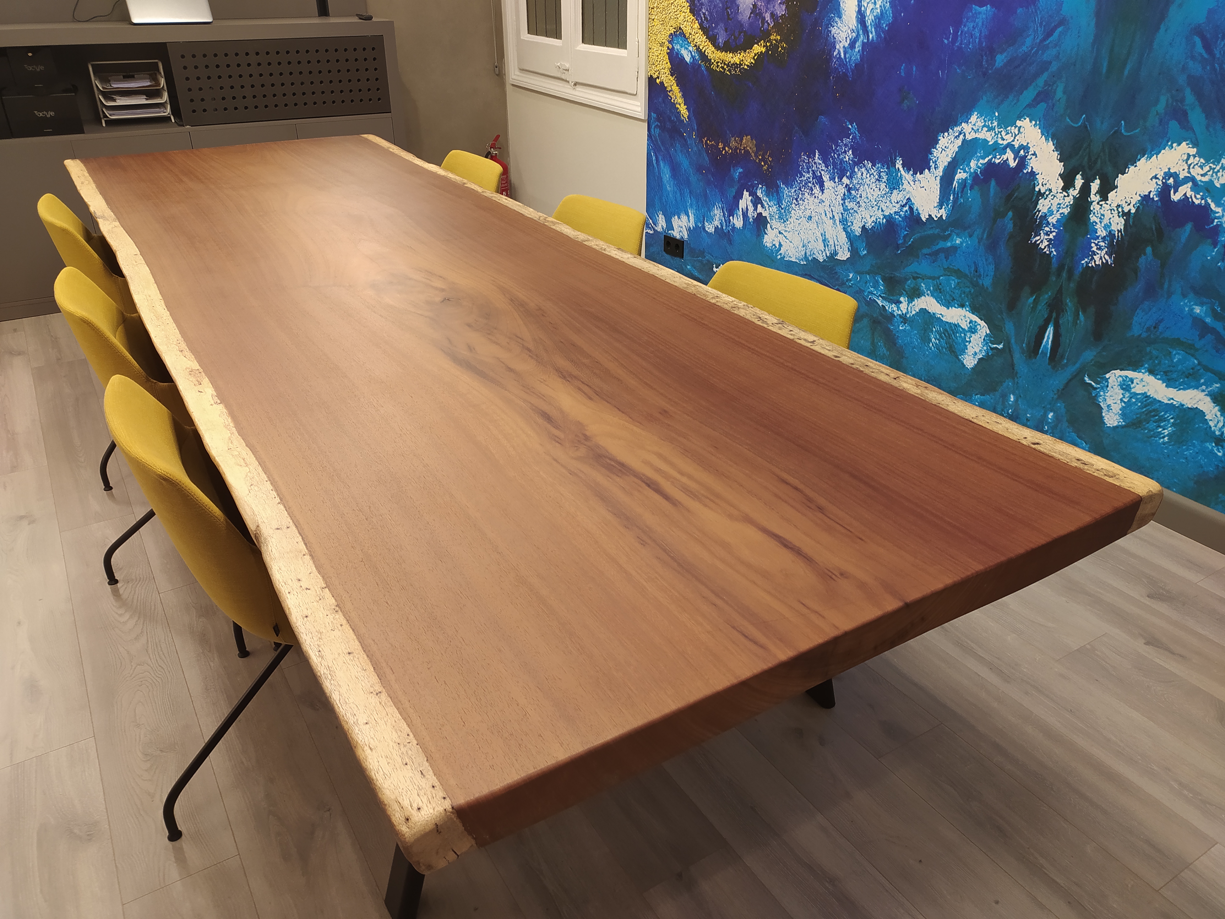 Mesa de Iroko realizada por Elia Tables (Showroom WEcontract BCN)